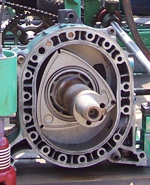 Mobil Piston Segitiga
