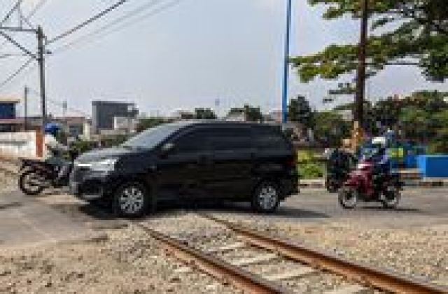 Kenapa Mobil Sering Mogok Di Rel Kereta
