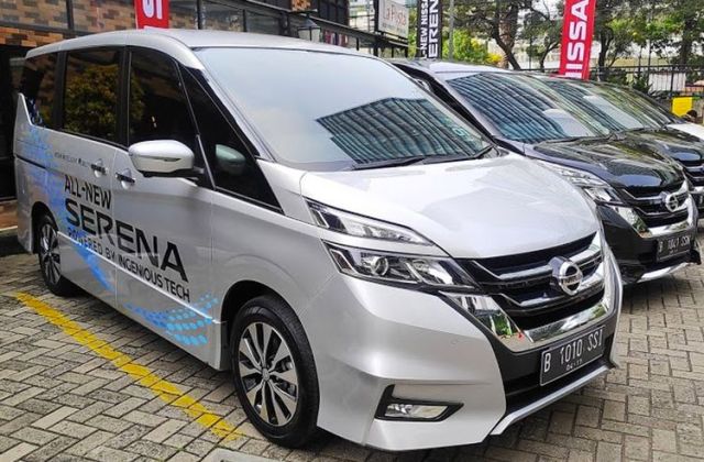 Lelang Mobil Nissan Serena 