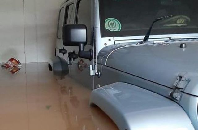 Mobil Matic Lewat Banjir
