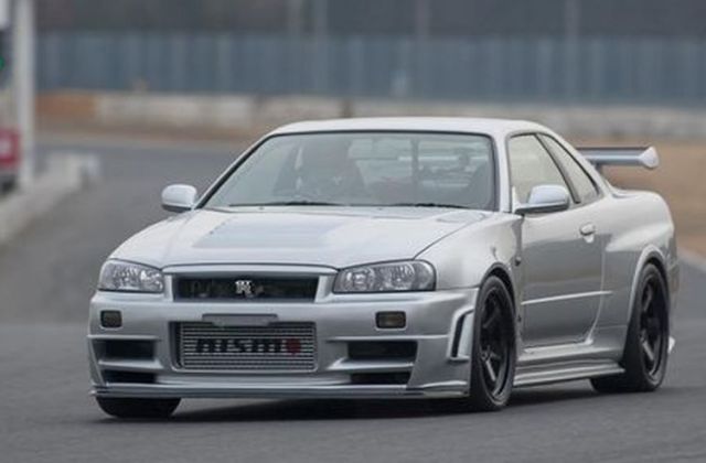 Mobil Sedan Nissan Skyline 