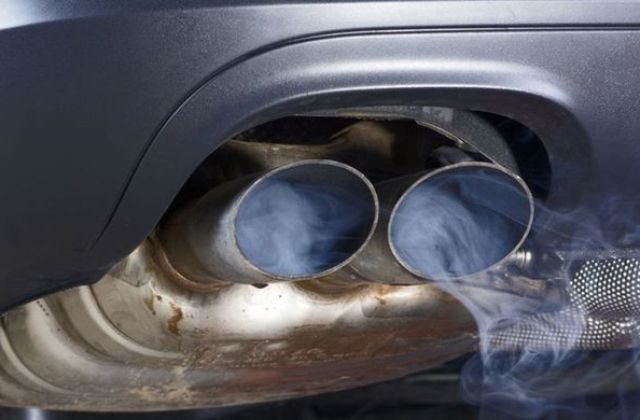 Kenapa Mobil Keluar Air Dari Knalpot
