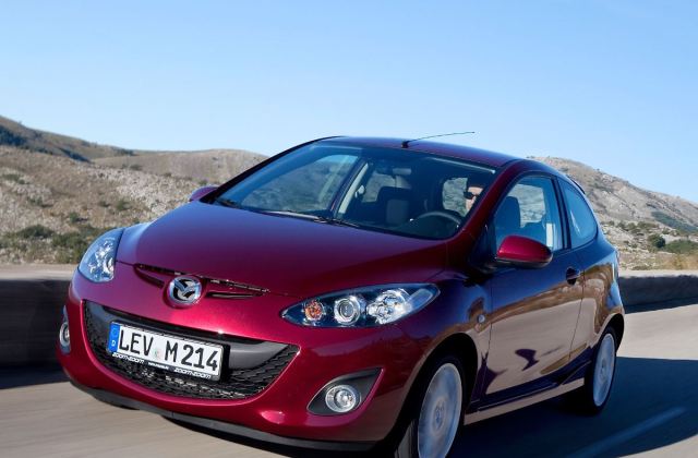 Gambar Mobil Mazda 2 2010
