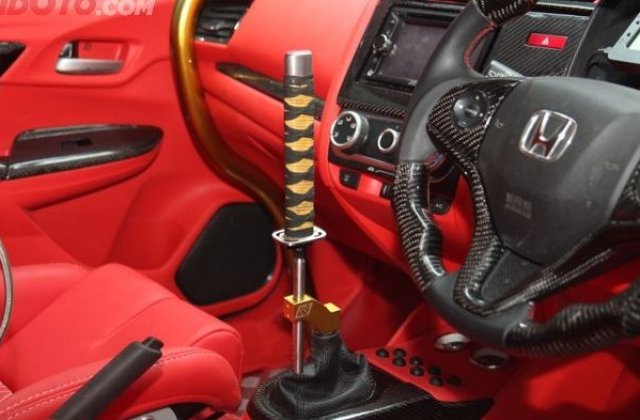 Modifikasi Honda Jazz Warna Merah 