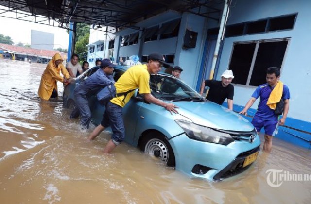 Mobil Mati Kena Air
