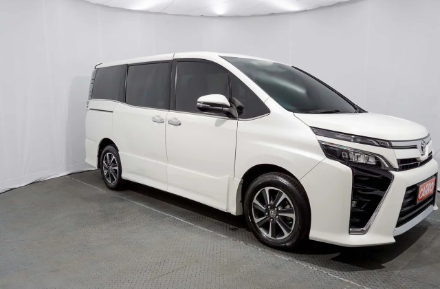 Toyota Voxy Bekas 2015
