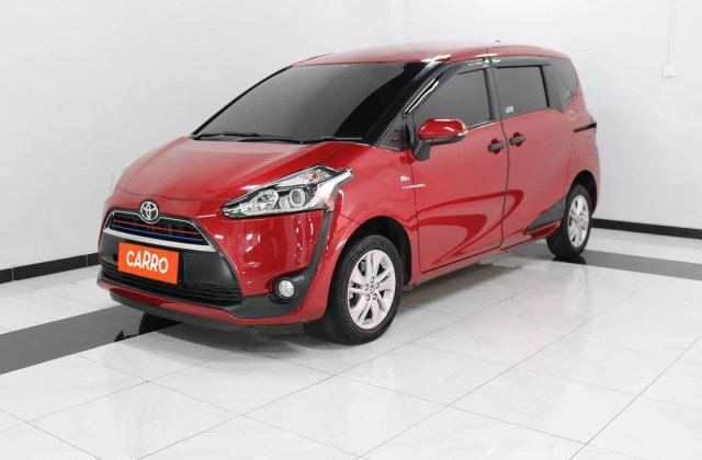 Toyota Sienta Merah
