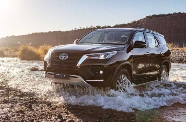 Toyota Fortuner Generasi Pertama
