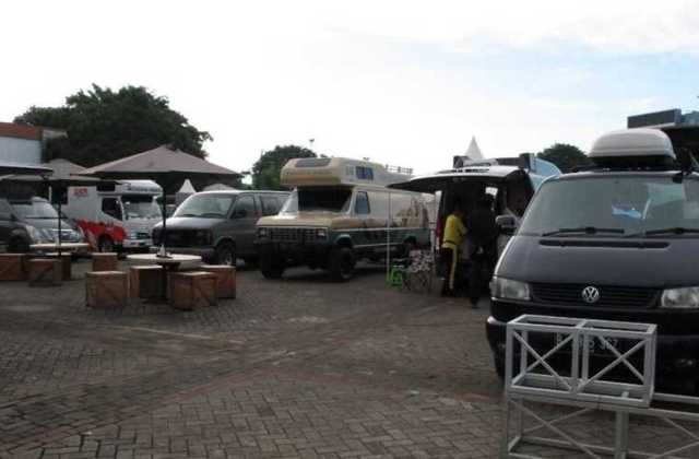 Modifikasi Mobil Jadi Rumah
