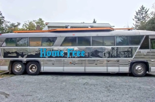 Modifikasi Mobil Bus Jadi Rumah
