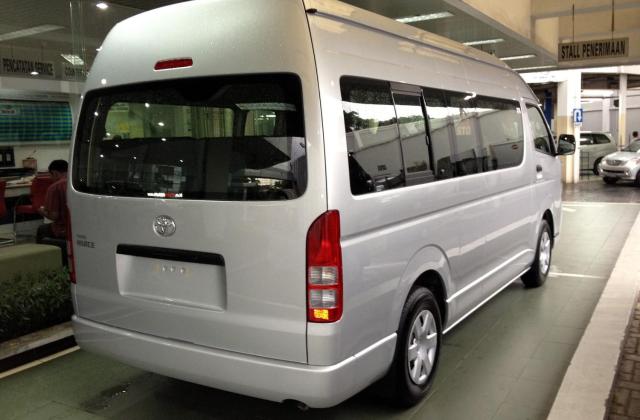 Toyota Hiace Tampak Belakang
