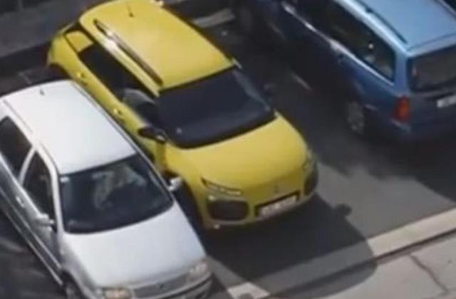 Cara Parkir Mobil
