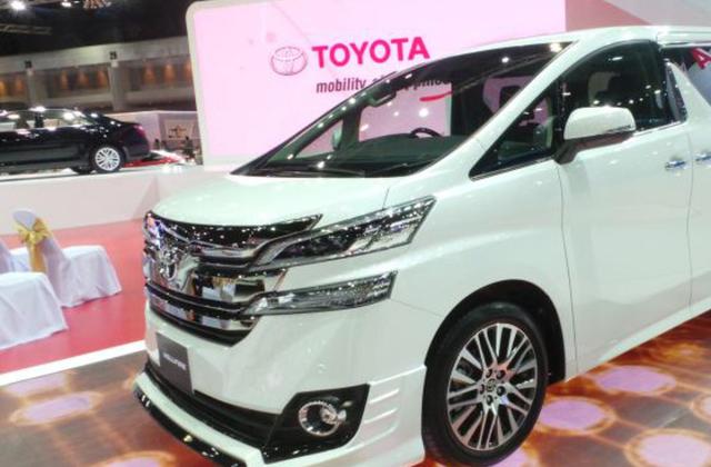 Perawatan Mobil Putih
