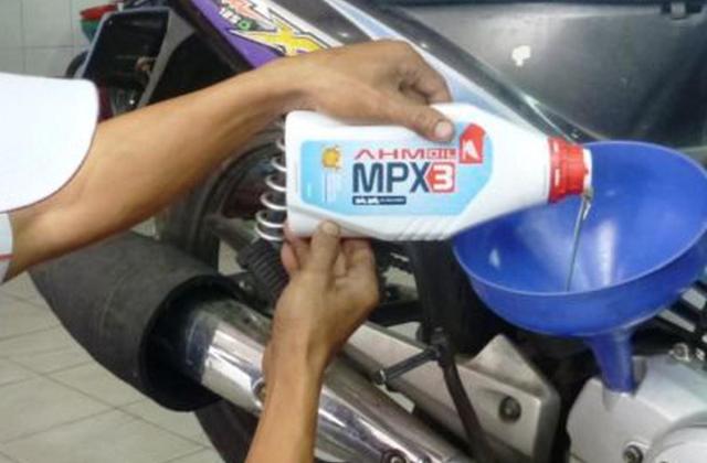 Oli Mobil Warna
