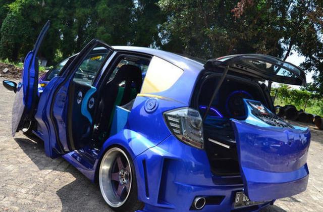 Modifikasi Honda Jazz Rs Warna Biru 