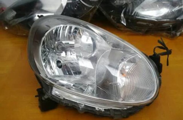 Kaca Lampu Depan Nissan March 