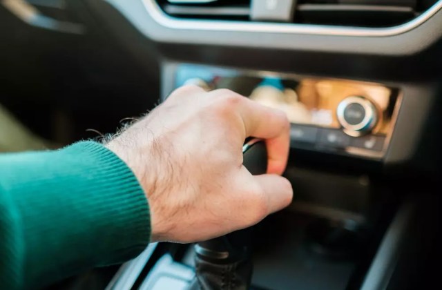 Apa Penyebab Persneling Mobil Keras
