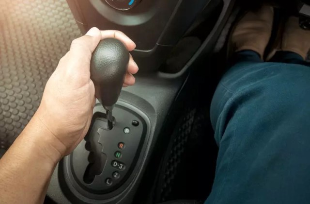 Penyebab Persneling Mobil Keras
