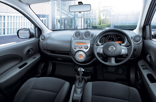 Interior Mobil Nissan March 