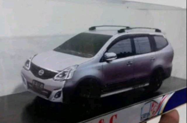 Miniatur Mobil Nissan Grand Livina 