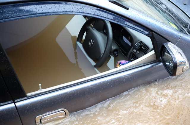 Rem Mobil Macet Karena Banjir
