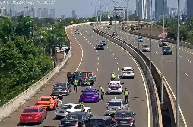 Mobil Mati Di Tengah Tol
