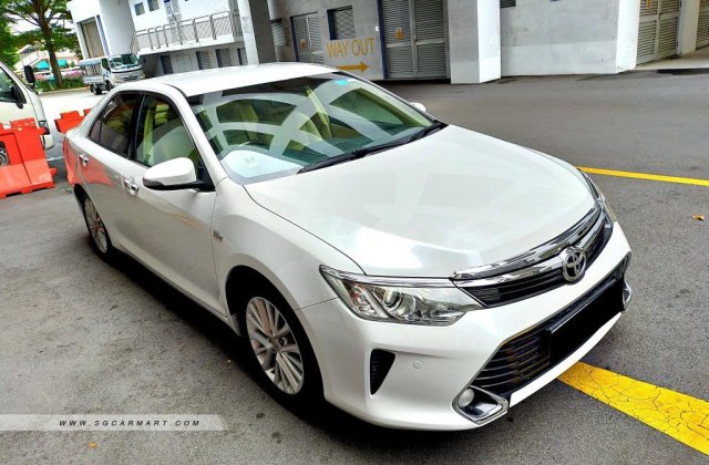 Toyota Camry Putih
