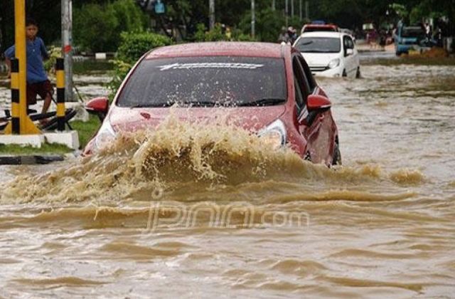 Cara Mobil Matic Melewati Banjir
