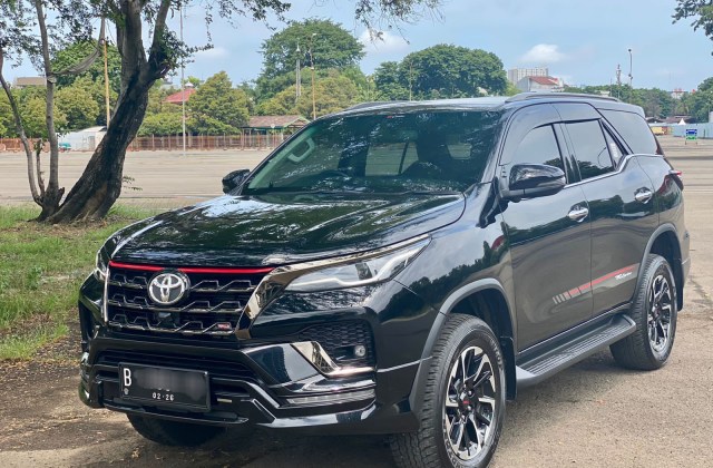 Toyota Fortuner Hitam
