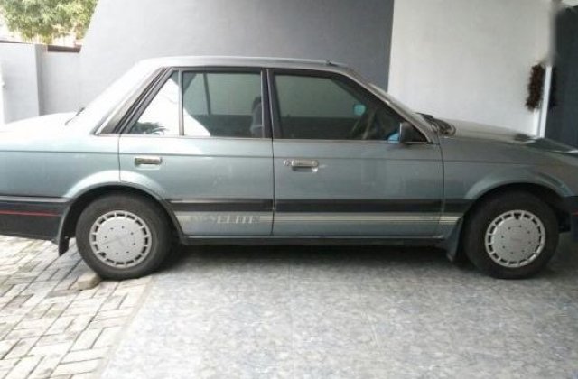 Mobil Mazda 323 Elite
