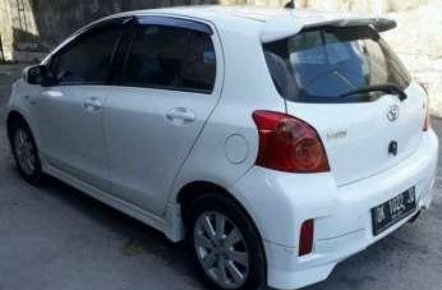 Toyota Yaris E 2013
