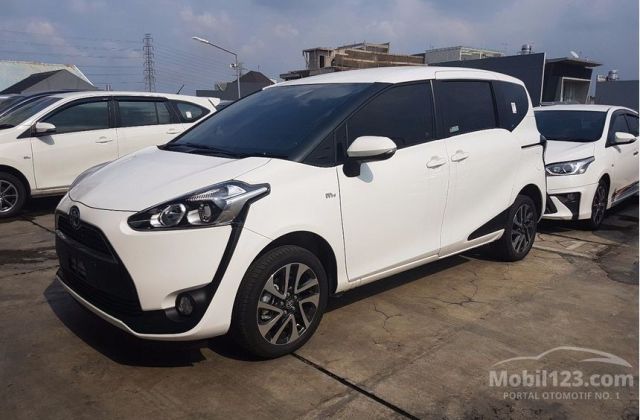 Toyota Sienta Tahun 2017
