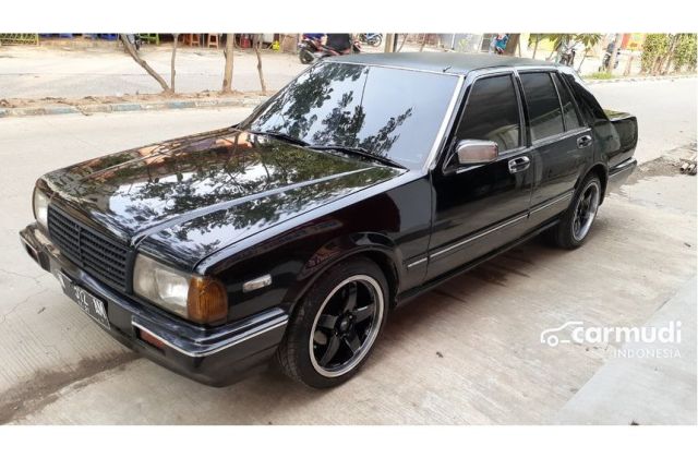 Mobil Nissan Cedric 