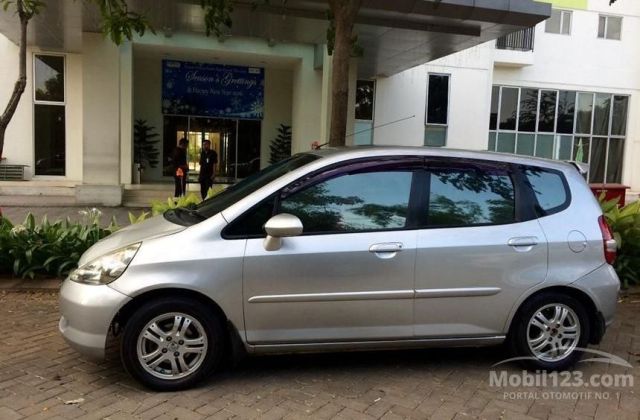 Mobil Honda Jazz 2005
