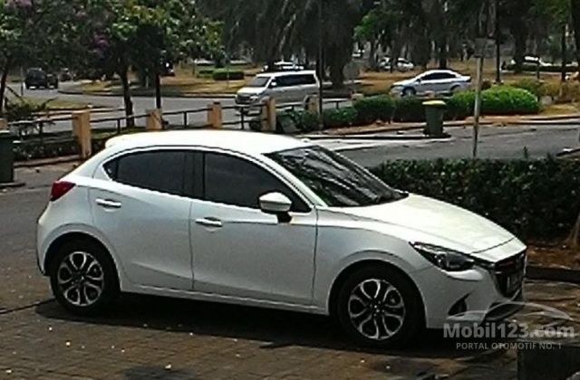 Mobil Mazda 2 2015
