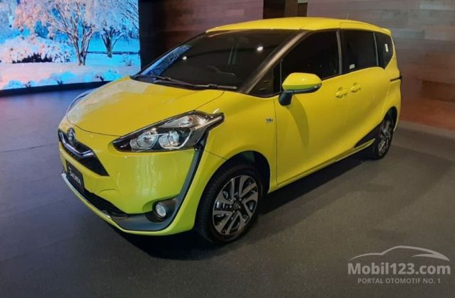 Toyota Sienta Kuning
