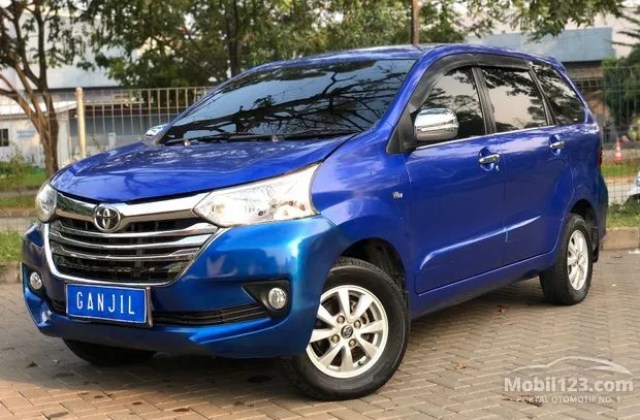 Toyota Avanza Warna Biru
