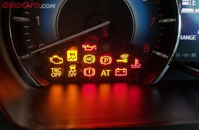 Lampu Injeksi Mobil Hidup Terus
