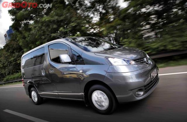 Mobil Nissan Pintu Geser 