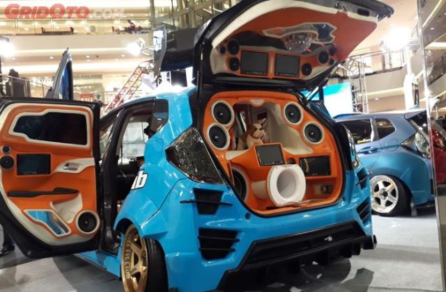 Modifikasi Mobil Honda Jazz Audio 
