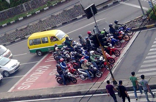 Kenapa Mobil Berhenti Di Lampu Merah
