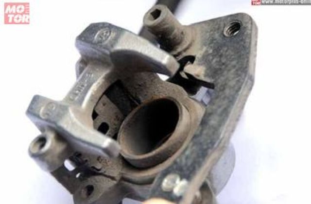 Cara Melepas Piston Rem Cakram Mobil Yang Macet
