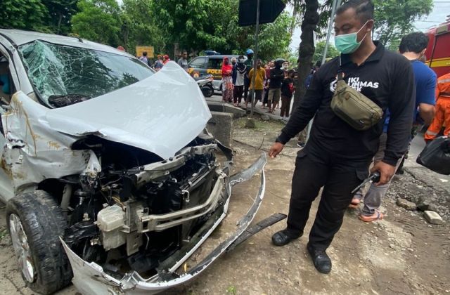 Mobil Mati Di Rel Kereta Api
