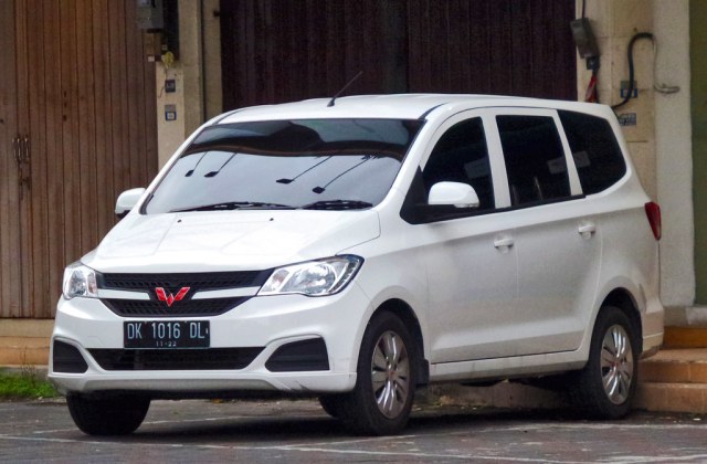 Mobil Wuling Putih
