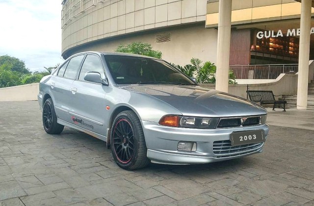 Sedan Mitsubishi Galant Hiu
