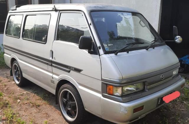Mobil Mazda E2000 Dijual
