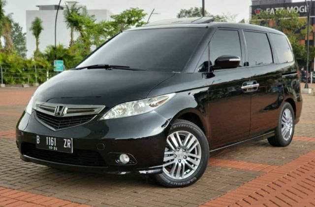 Mobil Honda Elysion 2005
