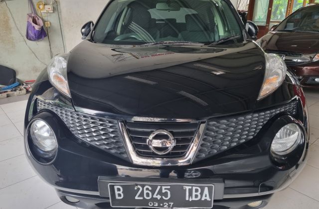 Mobil Nissan Hitam 