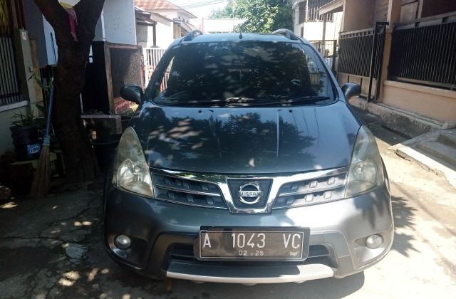 Mobil Nissan Livina 2010 