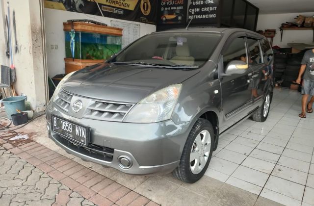 Mobil Nissan Grand Livina Xv 